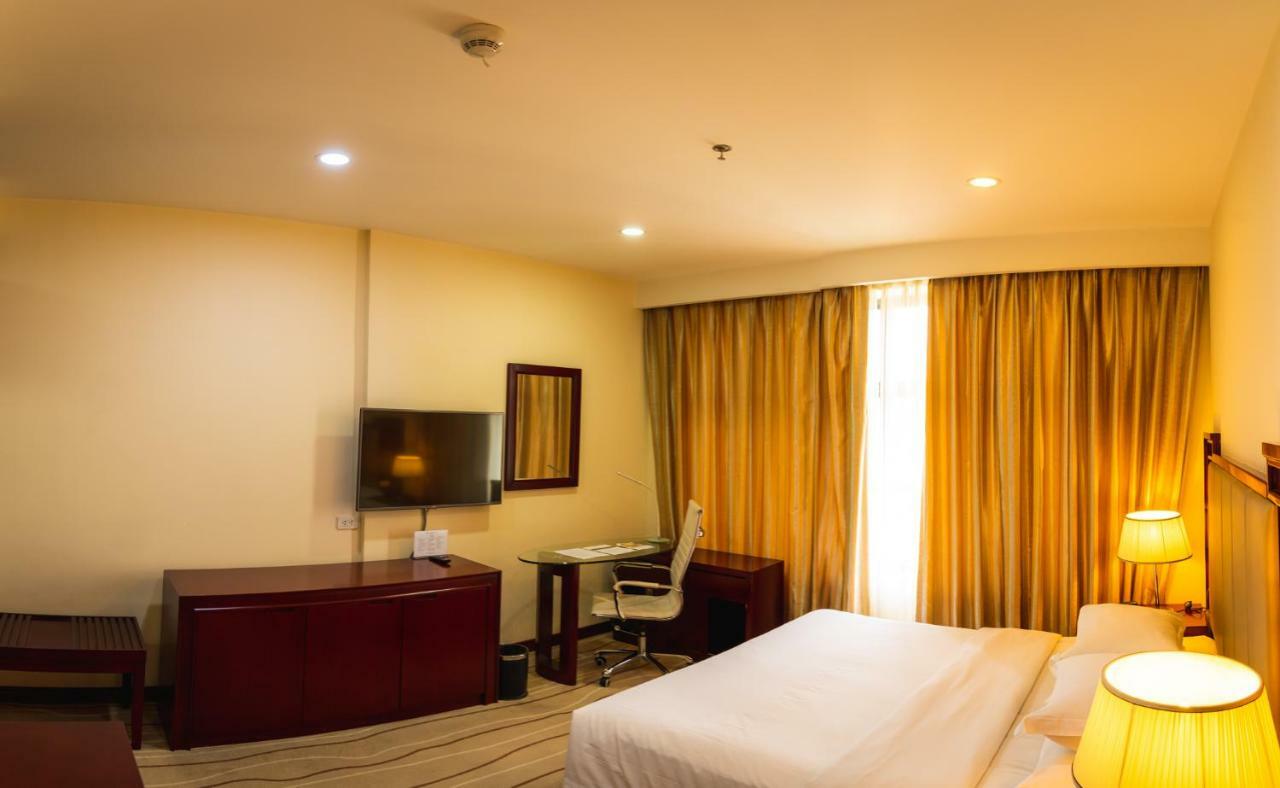 สวิส-เบลโฮเต็ล บลูเลน Hotel มะนิลา ภายนอก รูปภาพ