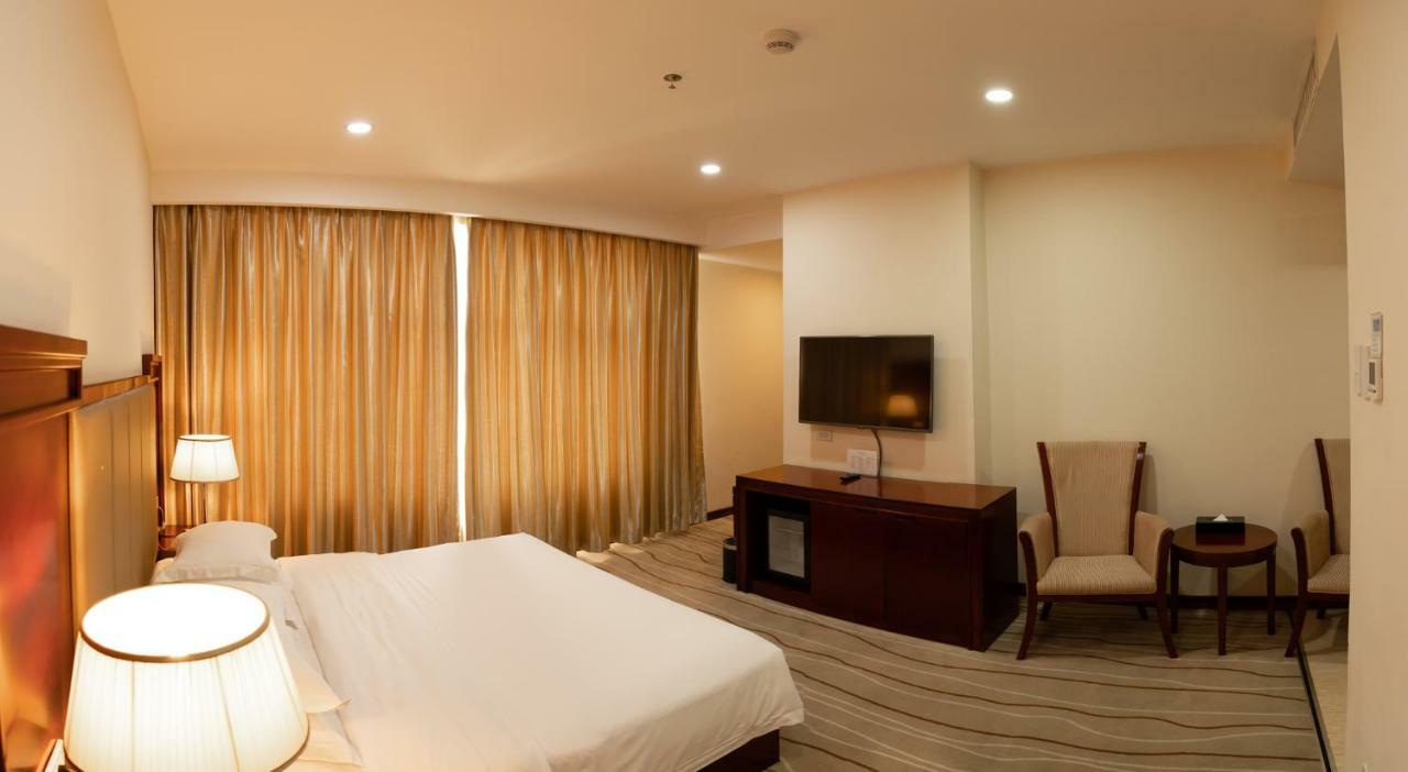 สวิส-เบลโฮเต็ล บลูเลน Hotel มะนิลา ภายนอก รูปภาพ