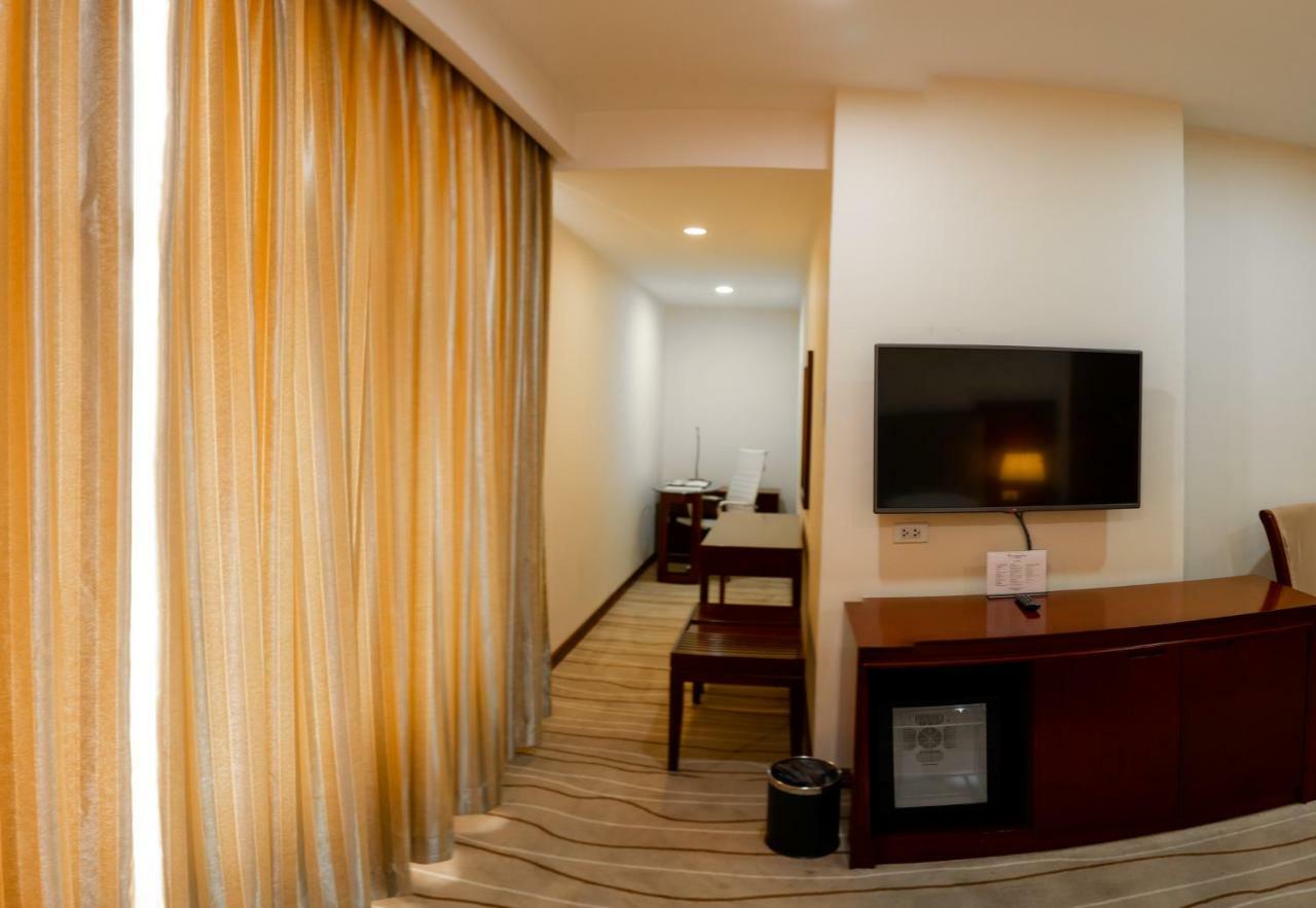 สวิส-เบลโฮเต็ล บลูเลน Hotel มะนิลา ภายนอก รูปภาพ