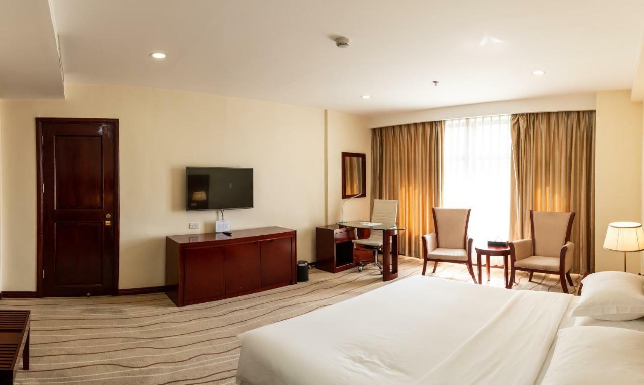 สวิส-เบลโฮเต็ล บลูเลน Hotel มะนิลา ภายนอก รูปภาพ
